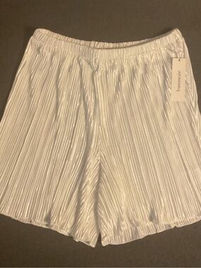 NWT Francesca's Collections White Pleated Bermuda Shorts S